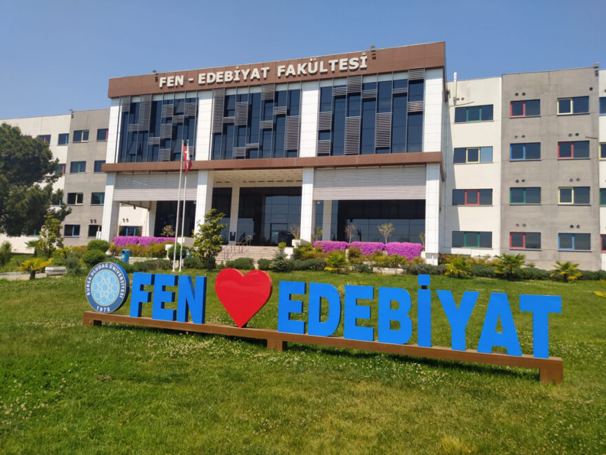 Fen Edebiyat Fakültesinde 2026'da Öne Çıkan Bölümler [Uzman Rehber] - Kapak Görseli